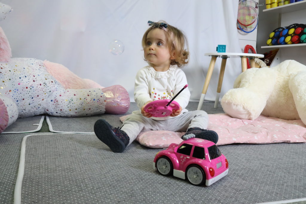 Fille / voiture
